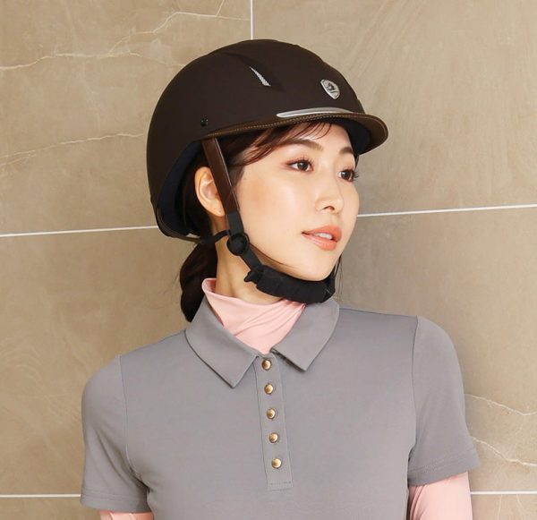乗馬用ヘルメットを着用した女性のイメージ 