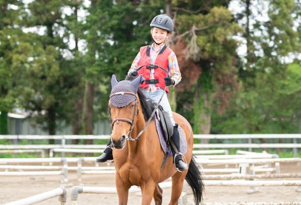 子供が乗馬をする時の服装について、ポイントやキッズウェアの選び方を解説！のイメージ
